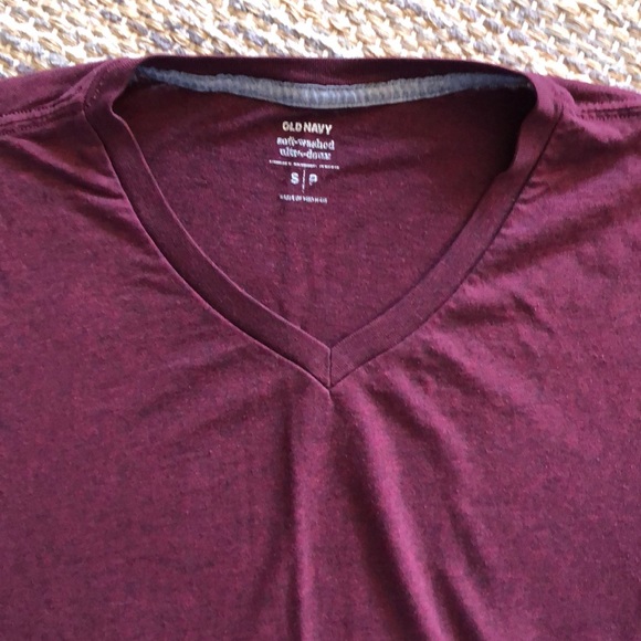 Old Navy men’s Marion v neck T-shirt - Picture 3 of 3